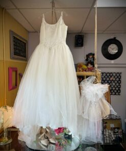 Elegant White Wedding Gown with Tulle Skirt